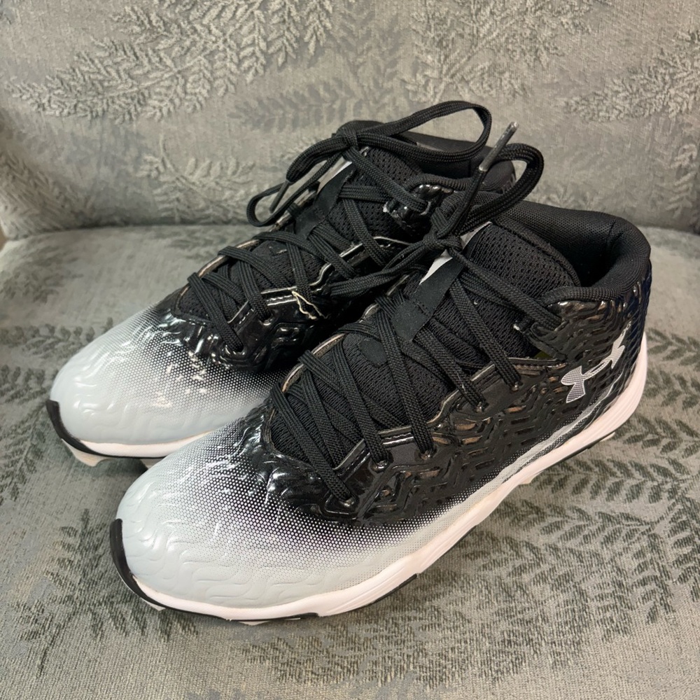 Under Armour Black & White Baseball Cleats Boys 5Y